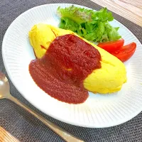 Snapdishの料理写真:休日のお昼オムライス|akkaさん