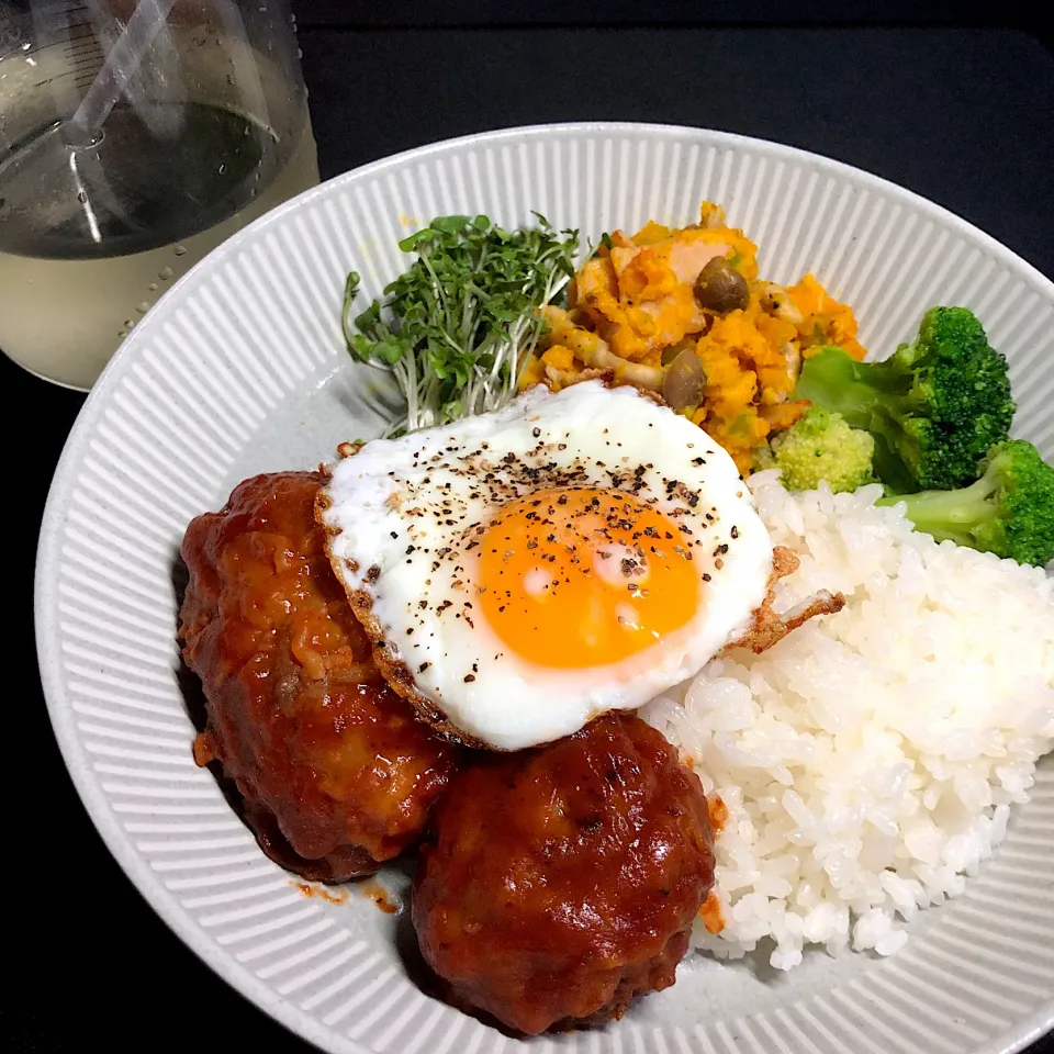 16:55 目玉焼きのせハンバーグ🍳|へれ子さん