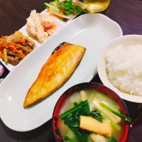 Snapdishの料理写真:ごはん、大根と小松菜と油揚げの味噌汁、塩サバ、きんぴらごぼう、コンビーフのポテトサラダ、ミックス野菜サラダ|サトリさん