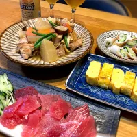 Snapdishの料理写真:マグロの中落ち　だし巻き卵　鶏もも肉と大根の煮付け　竹輪胡瓜|じゅんさんさん