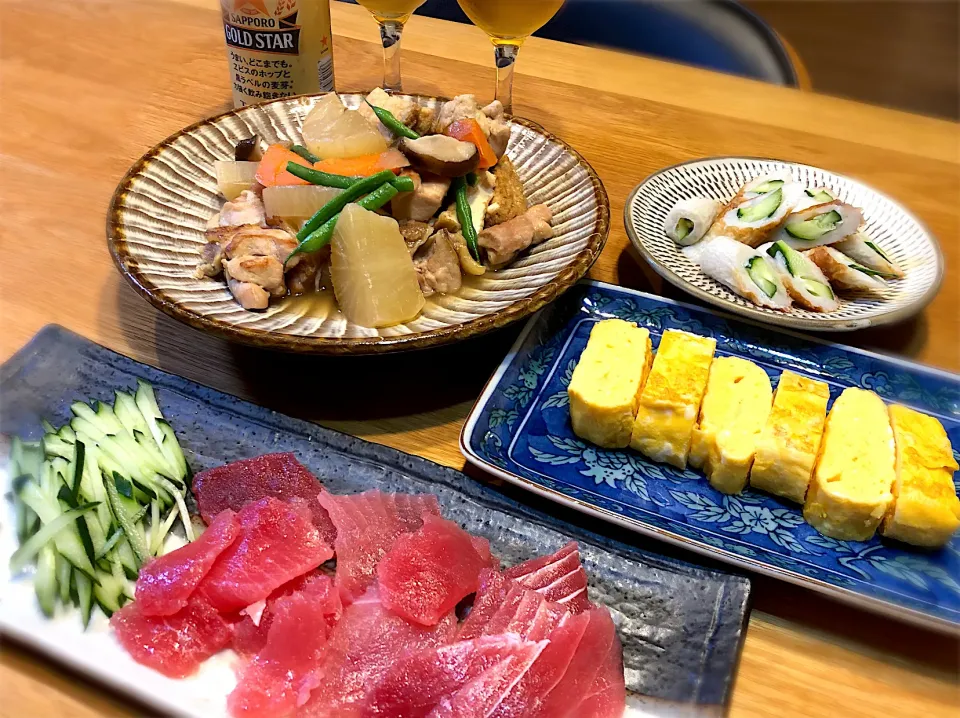 Snapdishの料理写真:マグロの中落ち　だし巻き卵　鶏もも肉と大根の煮付け　竹輪胡瓜|じゅんさんさん