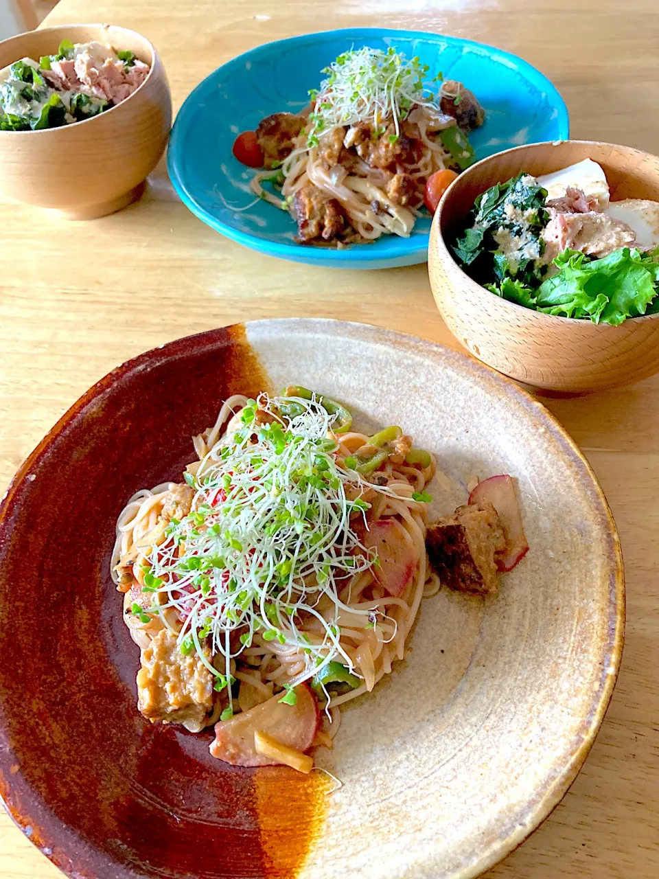 米パスタ麺でミートボールパスタ🍝withお豆腐とワカメのサラダ|さくたえさん