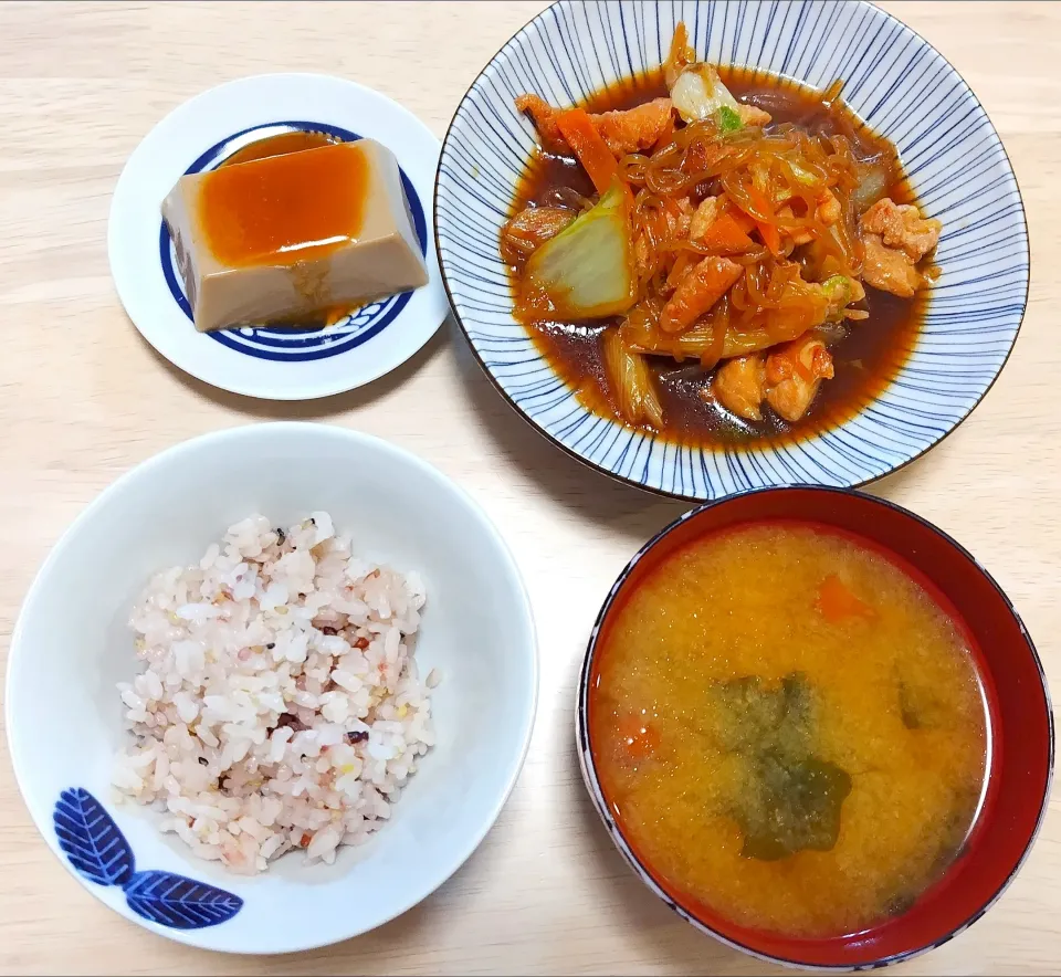 2024 1026　鶏とネギのこっくり煮　ごま豆腐　なめことわかめのお味噌汁|いもこ。さん