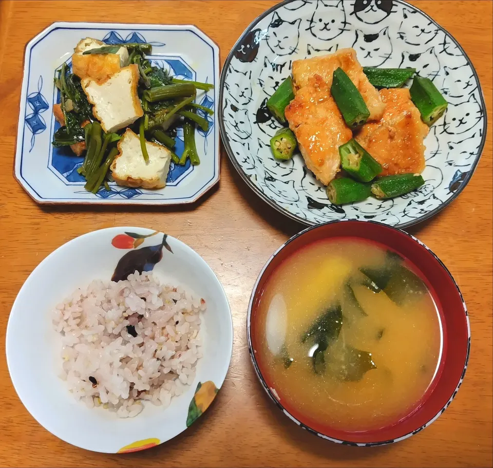 2024 0722　鮭とオクラのめんつゆバター炒め　空芯菜と厚揚げのにんにく醤油炒め　豆腐とわかめのお味噌汁|いもこ。さん