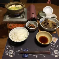 Snapdishの料理写真:ご飯、牛皿、湯豆腐鍋、キムチ、煮豆、麦茶、牛乳ゼリー(夕飯)| enarinさん