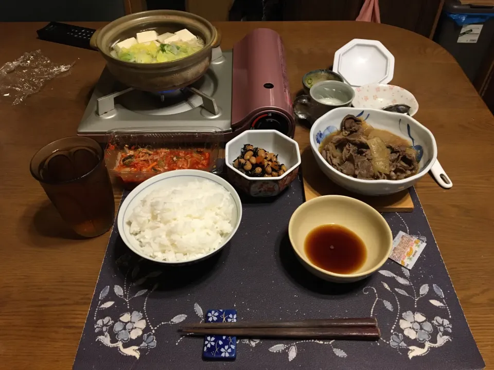 ご飯、牛皿、湯豆腐鍋、キムチ、煮豆、麦茶、牛乳ゼリー(夕飯)|enarinさん