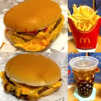 Snapdishの料理写真:ガーリック🧄オンオンダブチ🍔　トリチ🍔　ポテト🍟L  コーク🥤辛口ジンジャー|るみおんさん