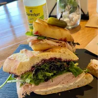 Snapdishの料理写真:2024/10/26  七面鳥、山羊のチーズとブルーベリージャムのサンドイッチ Turkey, Goat Cheese and Blueberry Jam Sandwich