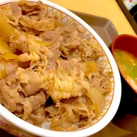 Snapdishの料理写真:すき家の牛丼っ🎵|ぼっすんさん