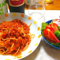 Snapdishの料理写真:10/26の夕食
烏賊のトマトソースパスタ🍝|卯月さん