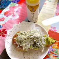 Snapdishの料理写真:シラスとアボカド🥑のカナッペ➕ペコリーノ|プクママさん