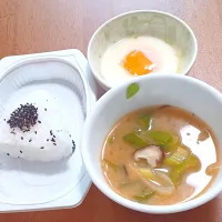 Snapdishの料理写真:おにぎり🍙、卵、白ネギとしいたけの味噌汁