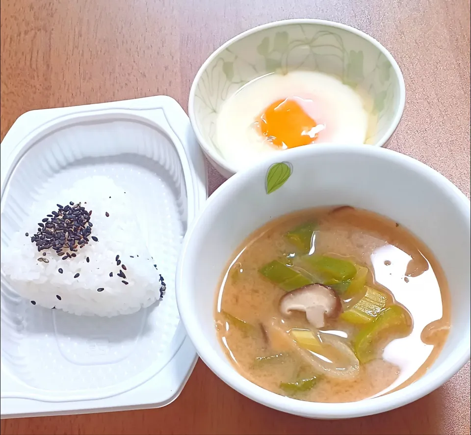 おにぎり🍙、卵、白ネギとしいたけの味噌汁|ナナさん