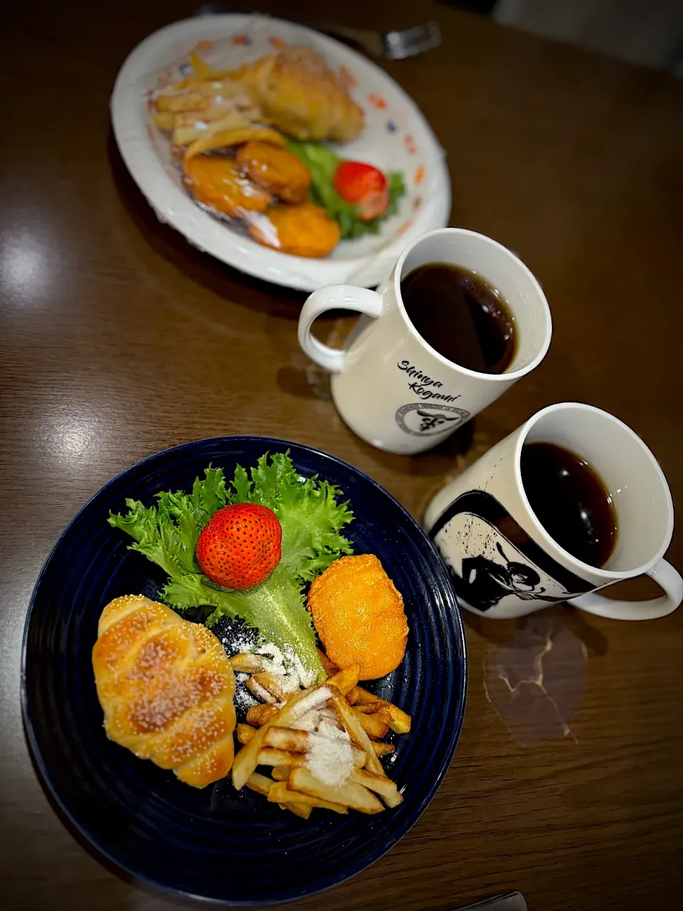 チキンナゲット　フレンチフライ　塩バターパン　苺　コーヒー|ch＊K*∀o(^^*)♪さん