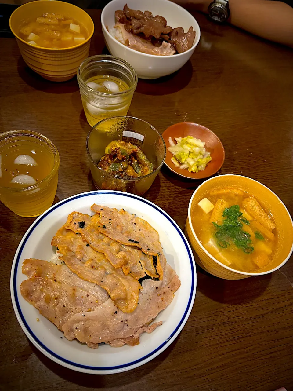 豚丼　牛タン焼肉丼　茄子味噌炒め　白菜漬け　金糸瓜のお味噌汁　冷茶|ch＊K*∀o(^^*)♪さん