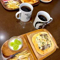 Snapdishの料理写真:フレンチフライ　ローストビーフとハラペーニョのパンピザ　はちみつとマシュマロのパンピザ　生ハム　シャインマスカットヨーグルト　コーヒー|ch＊K*∀o(^^*)♪さん