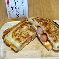 Snapdishの料理写真:10/27の朝ごはん~香燻チーズホットサンドとミルクコーヒー~|ゆかｕさん