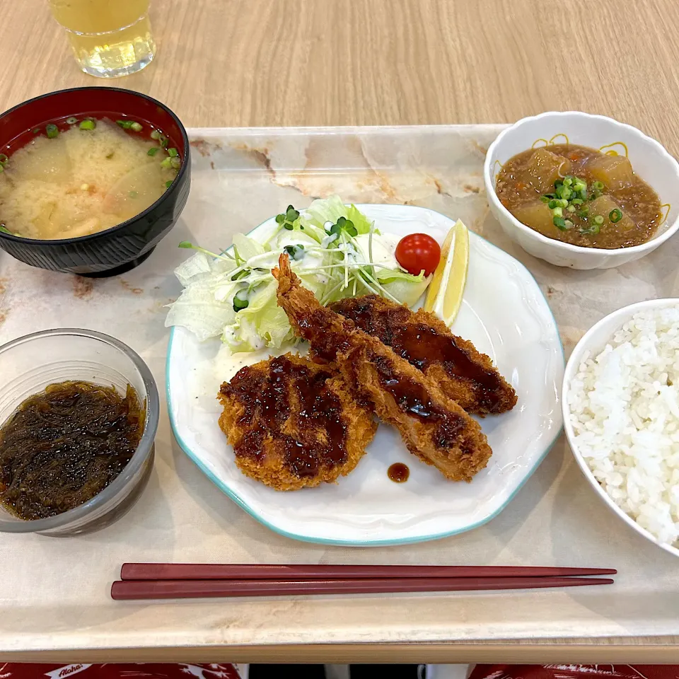 Snapdishの料理写真:寮の晩御飯😋ミックスフライ、モズク酢|すかラインさん