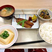 Snapdishの料理写真:寮の晩御飯😋サンマ|すかラインさん