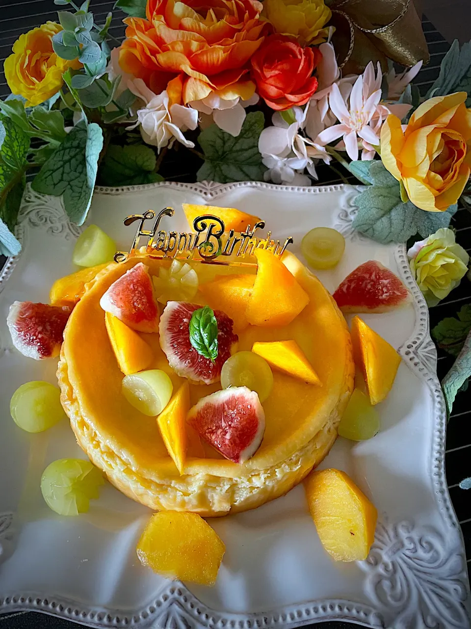fumfumさんの料理 季節のフルーツといただく贅沢なチーズケーキですでお誕生日おめでとうございます🎂🎉|いっちゃんさん