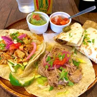 Snapdishの料理写真:ケサディーヤとタコスのセット🌮| Ponoさん