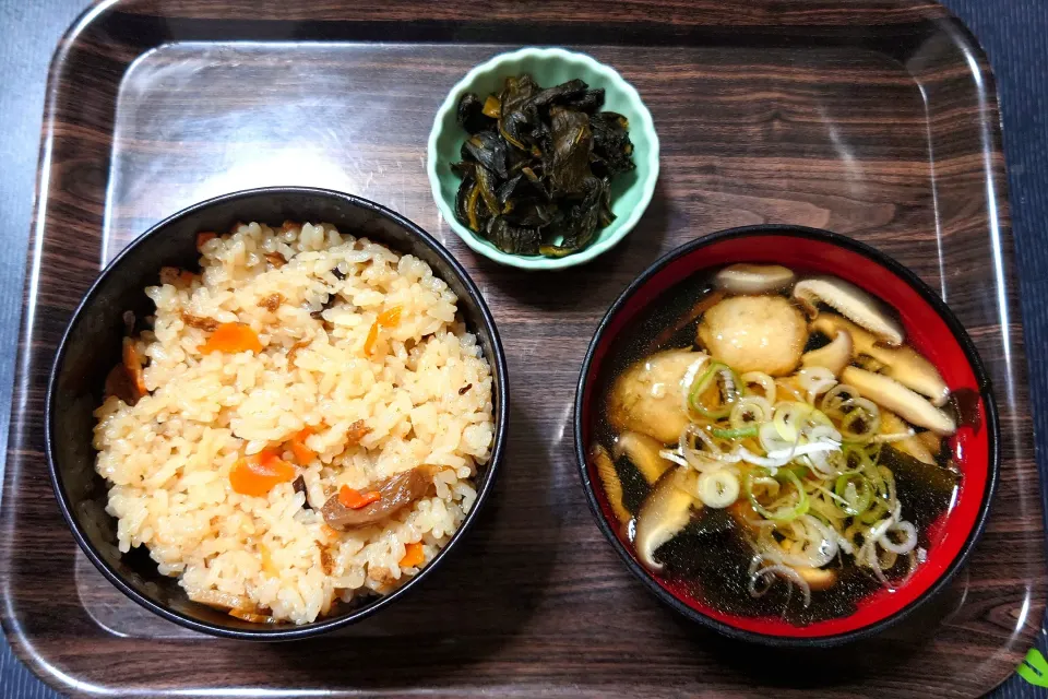 今日の昼ごはん（炊き込みご飯（きのこ五目）に鶏ごぼうのつみれ汁、すぐき葉）|Mars＠釜飯作り研究中さん