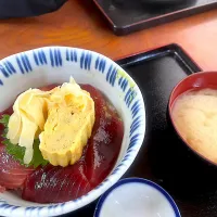 Snapdishの料理写真:休日限定メニュー『マグロ丼🐟』😋|アライさんさん