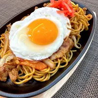 Snapdishの料理写真:休日の昼食 鉄板焼きそば| akkaさん