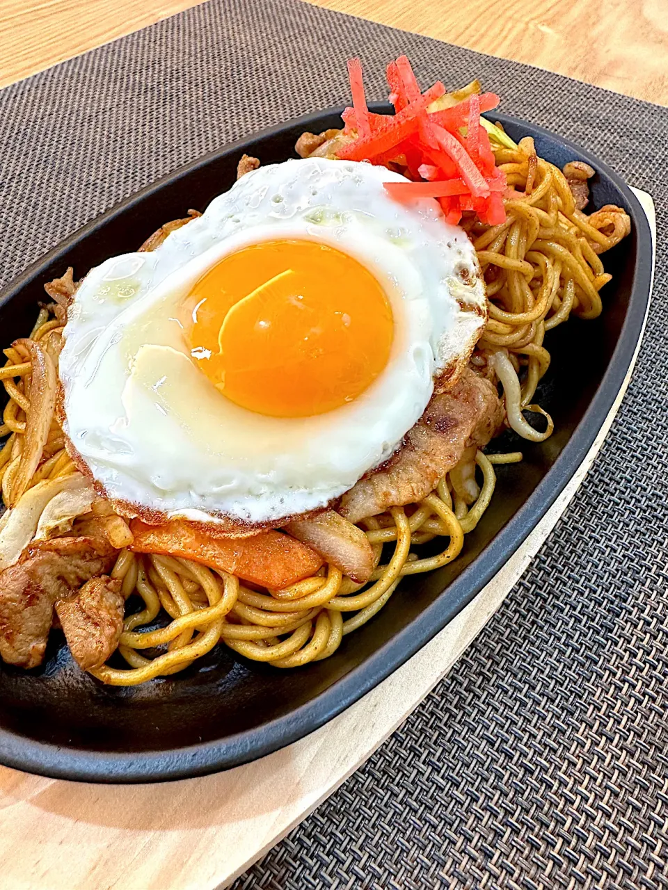 Snapdishの料理写真:休日の昼食 鉄板焼きそば|akkaさん