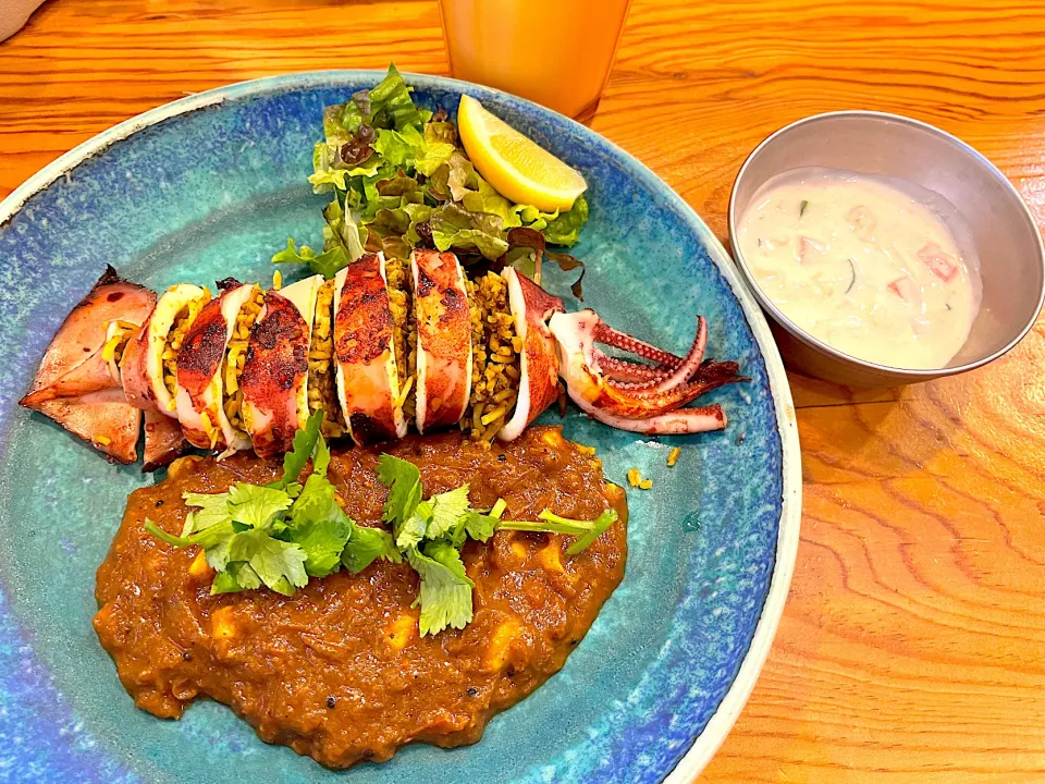 北海道産スルメイカのビリヤニ詰め〜イカワタと鮭白子のカレ一添え〜🦑|じょんさん