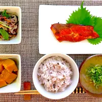 Snapdishの料理写真:カレイのみりん干し、根菜サラダ、カボチャの煮物、雑穀米、味噌汁|keychanさん