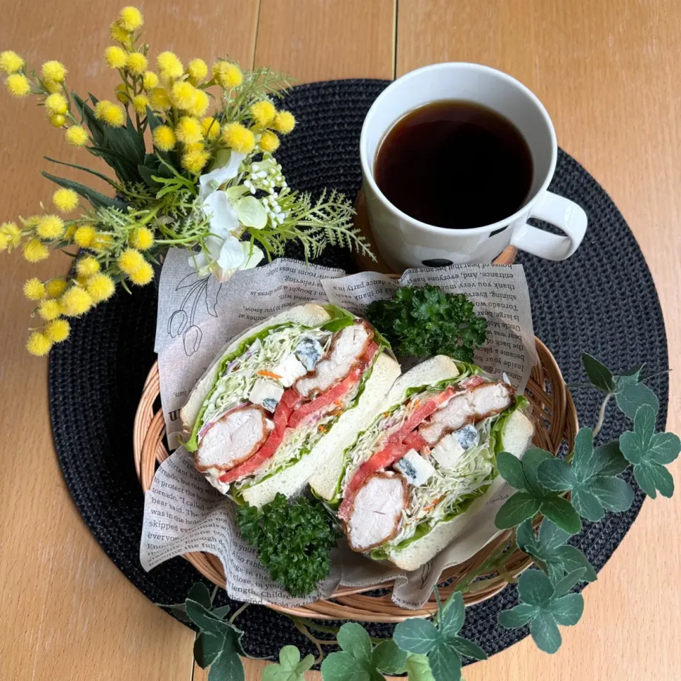 Snapdishの料理写真:10/27❤︎甘辛ささみカツわんぱくサンド🌱✨
仕事で遅くなり16時ランチでした

＊ 乃が美食パン🍞
＊ 甘辛ささみカツ
＊ ブルーチーズ
＊フリルレタス＊キャベツ ＊トマト|Makinsさん