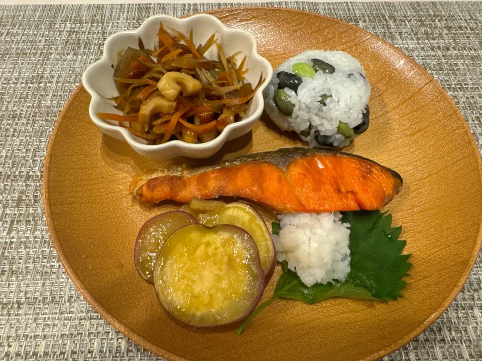 ☆ワンプレート☆ きんぴら・さつまいもの甘煮・しゃけ・黒枝豆ごはん|♡さやか♡さん