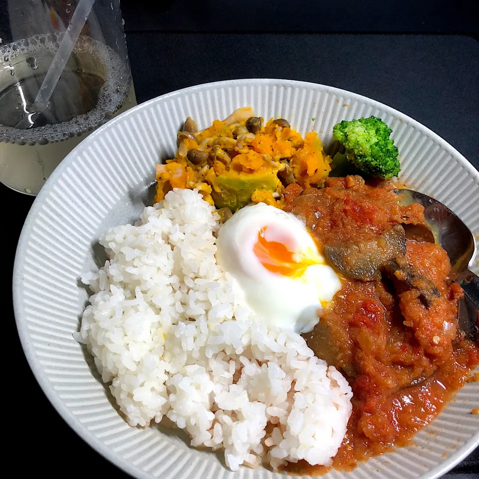 Snapdishの料理写真:17:41 野菜カレーとかぼちゃサラダ🎃|へれ子さん