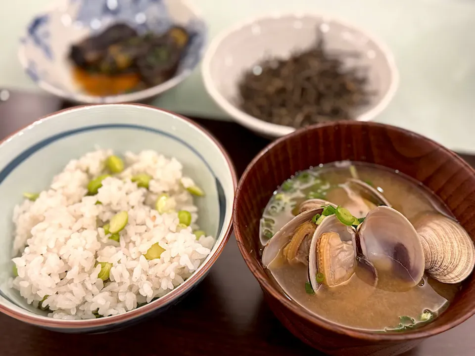 Snapdishの料理写真:丹波篠山黒豆ご飯と浅利味噌汁|流線形さん