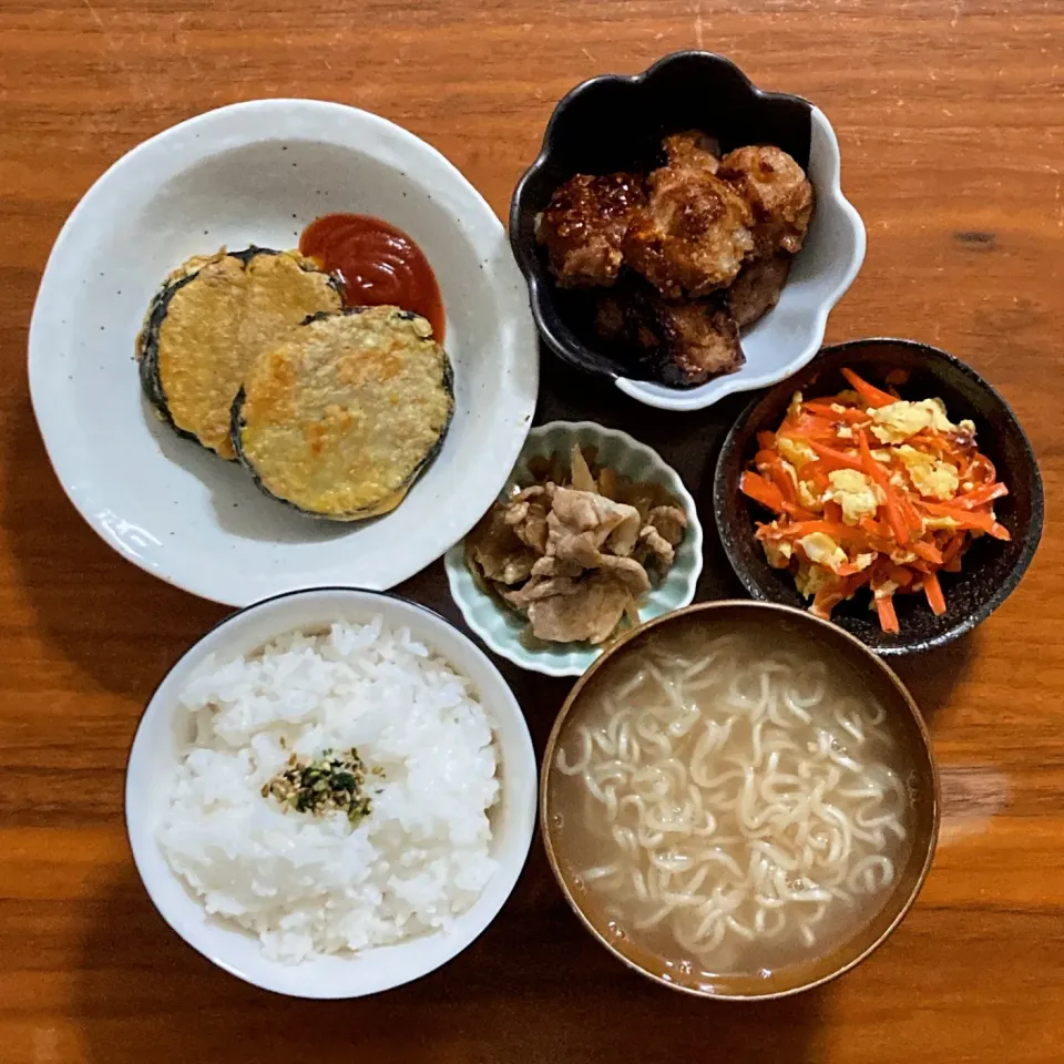 主食　白ごはん
主菜　えのき焼き
副菜　豚こまボール
副菜　にんじんしりしり
汁物　ラーメン
小鉢　あまり物|...さん