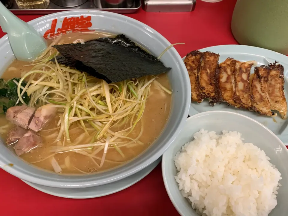 Snapdishの料理写真:醤油ネギチャーシュー麺！|ぼっすんさん