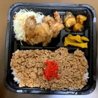 Snapdishの料理写真:TP西大寺 蔵や そぼろ弁当|ばーさんさん