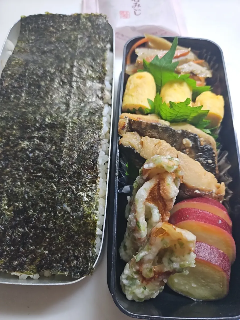 Snapdishの料理写真:☆高校生弁当☆もち麦入りオカカ海苔ごはん、金平牛蒡、シラス卵焼き、鰆味噌焼き、薩摩芋レモン煮、竹輪磯揚げ、生もみじまんじゅう|ｼｮｺﾗさん