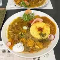 Snapdishの料理写真:鶏もも肉のマスタードセサミカレー　　　豚バラ肉の味噌トマトカレー　　　　　　帆立貝のフリット　木の子チャウダー　　　マサラカプチーノスタイルのあいがけ| ちゃみこさん