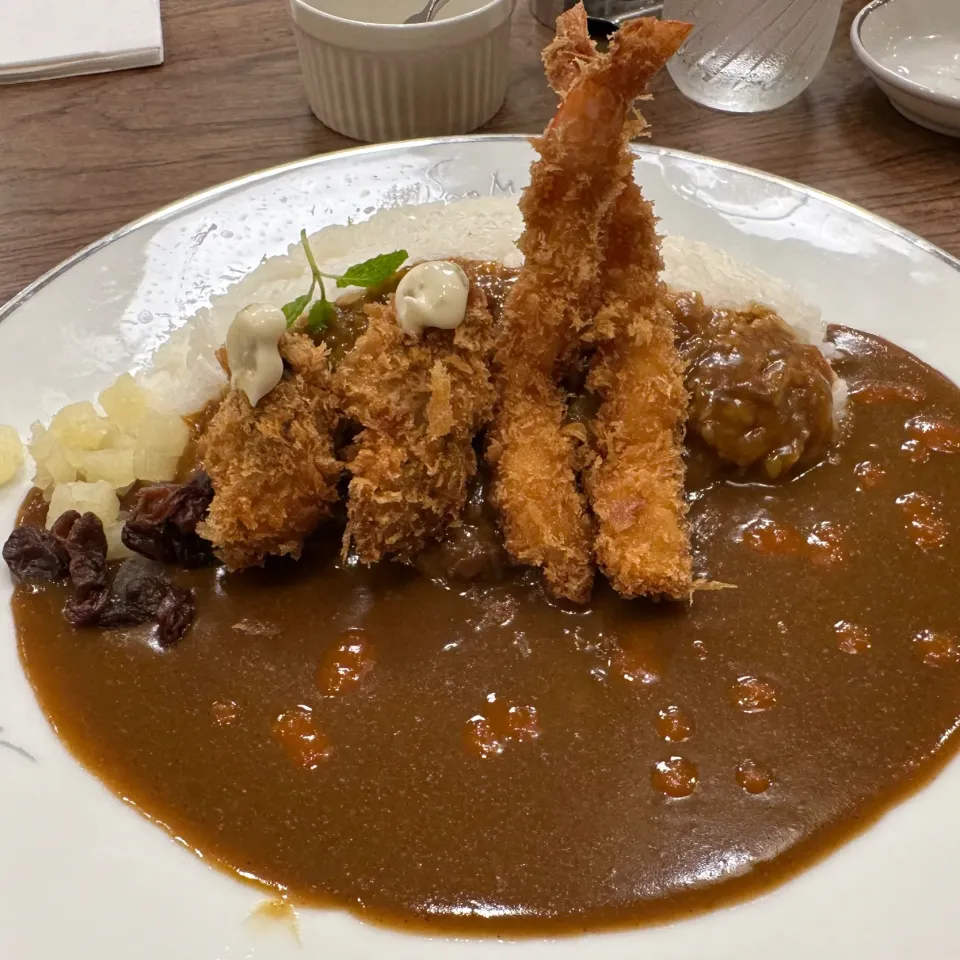 Snapdishの料理写真:かきと海老フライのカレー大盛🍤🍛🍛ピクルス追加🥒|buhizouさん