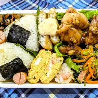 Snapdishの料理写真:本日の日替わり弁当

①おにぎり（ツナカレーマヨ）
②ハニーマスタードチキン
③白身魚フライ
④厚焼きたまご（かにかま・青ネギ）
⑤海老焼売
⑥青菜炒め
⑦ぽきぽきウィンナー
⑧ひじき煮