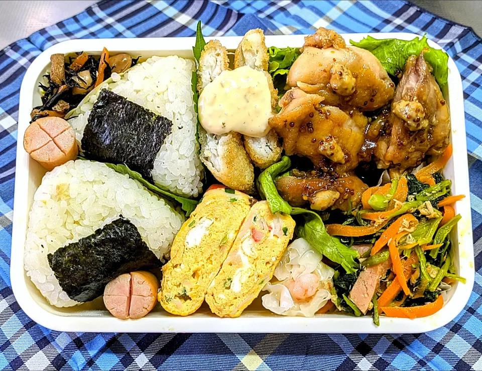 本日の日替わり弁当

①おにぎり（ツナカレーマヨ）
②ハニーマスタードチキン
③白身魚フライ
④厚焼きたまご（かにかま・青ネギ）
⑤海老焼売
⑥青菜炒め
⑦ぽきぽきウィンナー
⑧ひじき煮|TakeBooさん