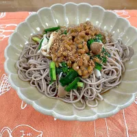 Snapdishの料理写真:ぶっかけ蕎麦♪納豆しめじニラ〜