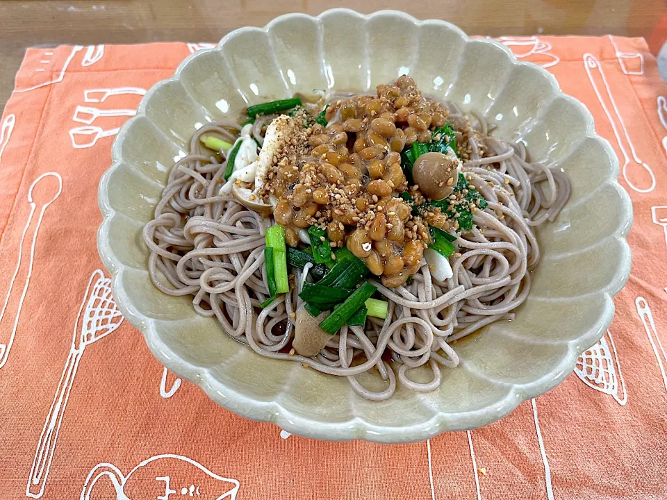 Snapdishの料理写真:ぶっかけ蕎麦♪納豆しめじニラ〜|えいぽんさん