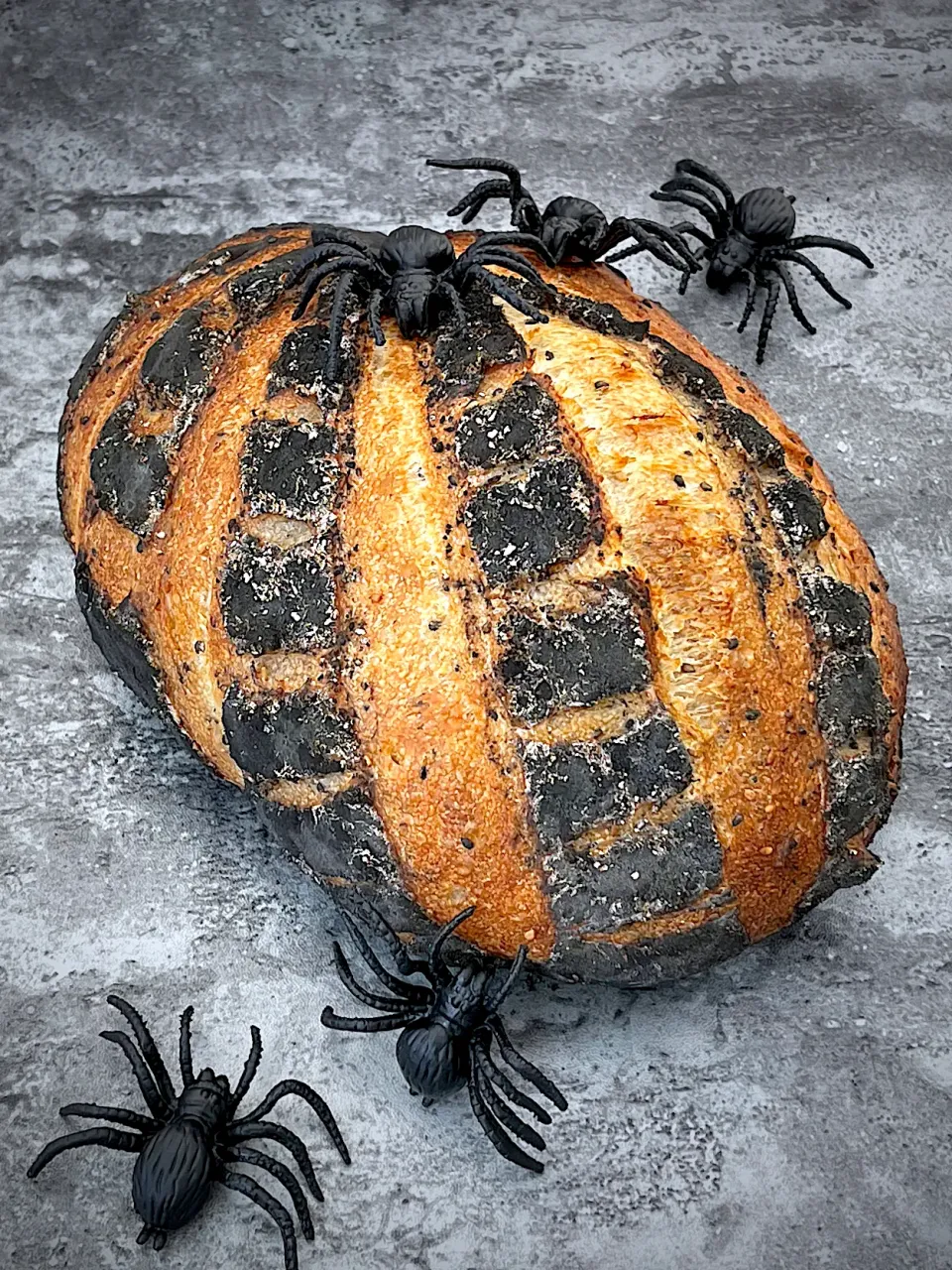 Halloween spider web sourdough|12Dragonさん