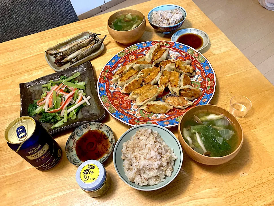 大豆ミート入り餃子🥟、焼きししゃも、きのことシジミとあおさの中華スープ、小松菜とカニカマのレンチンサラダ、もち麦キヌアご飯、ビール|さくたえさん