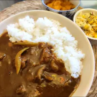 Snapdishの料理写真:牛すじ煮込みカレーとコールスロー|マーガリンさん