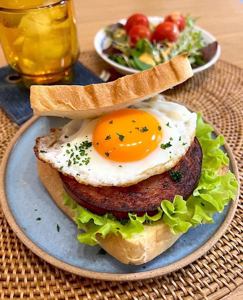 Snapdishの料理写真:厚切りハムと目玉焼きサンド🍳|ラゴさん。さん