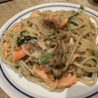 Snapdishの料理写真:舞茸とスモークサーモンのクリームソース🍄🐟🍝サラダセット🥗|buhizouさん